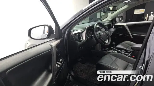 Toyota RAV4 2018 — Photo 7/32