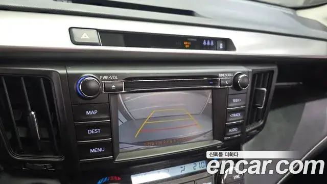 Toyota RAV4 2018 — Photo 8/32