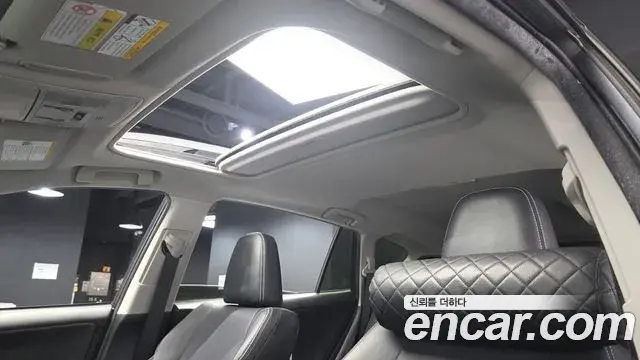 Toyota RAV4 2018 — Photo 24/32