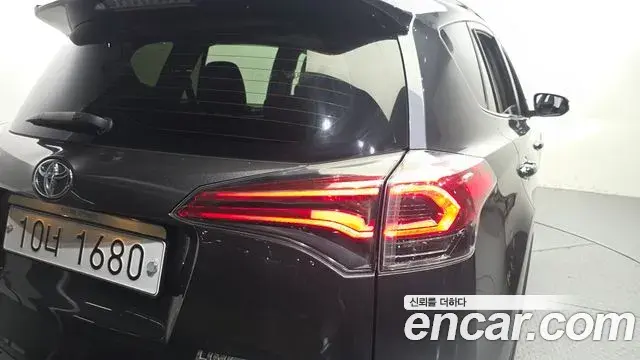 Toyota RAV4 2018 — Photo 31/32