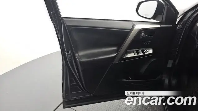 Toyota RAV4 2018 — Photo 27/32