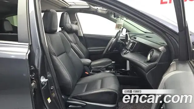 Toyota RAV4 2018 — Photo 30/32
