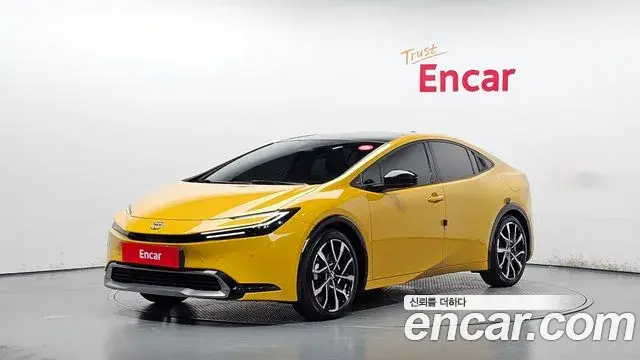Toyota Prius 2023 — Фото 1/20