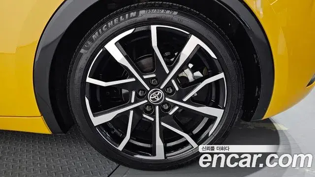 Toyota Prius 2023 — Şəkil 10/30