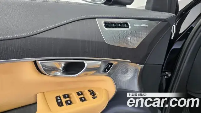 Volvo XC90 2023 — Photo 28/32