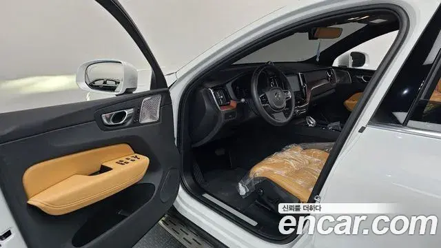Volvo XC60 2023 — Фото 10/20