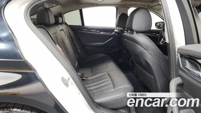 BMW 5 Series 2019 — Фото 11/20