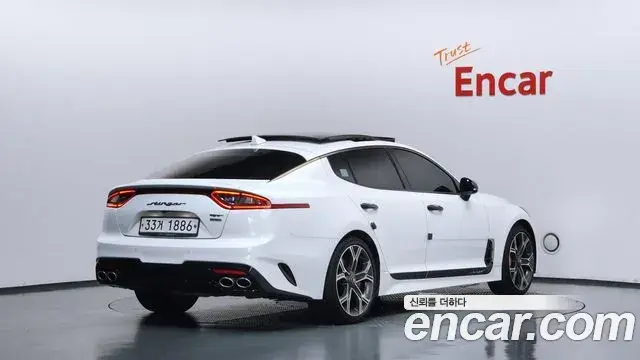Kia Stinger 2018 — Şəkil 32/35