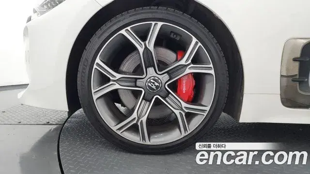 Kia Stinger 2018 — Şəkil 17/35