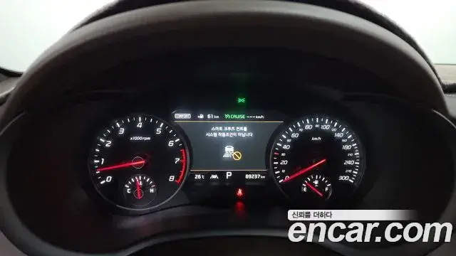 Kia Stinger 2018 — Şəkil 33/35