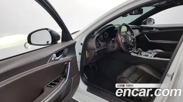Kia Stinger 2018 — Şəkil 28/35