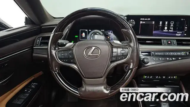 Lexus ES300h 2018 — Фото 13/20