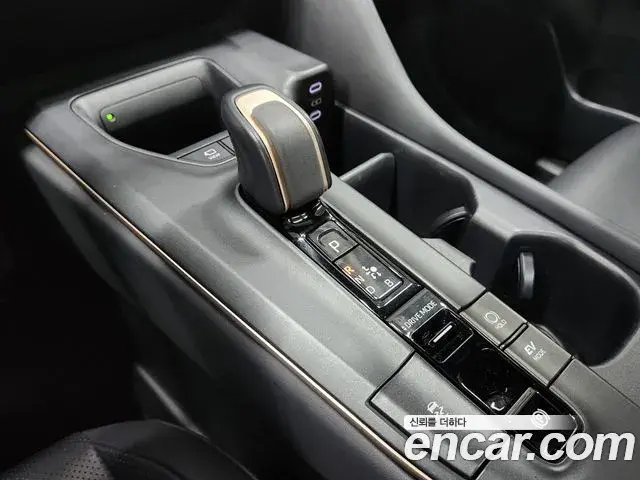 Toyota Crown Crossover 2023 — ფოტო 13/19