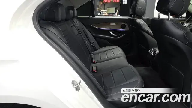 Mercedes-Benz E-Class 2018 — Фото 12/20