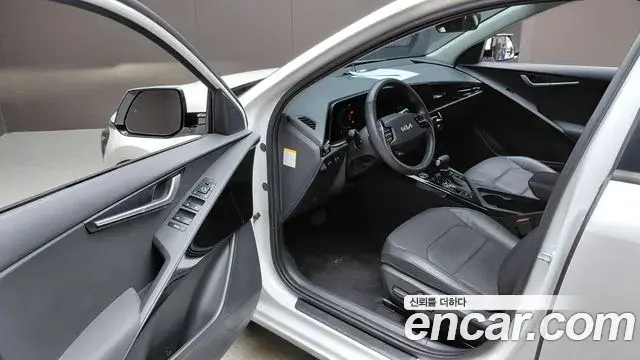 Kia Niro 2022 — ფოტო 17/30