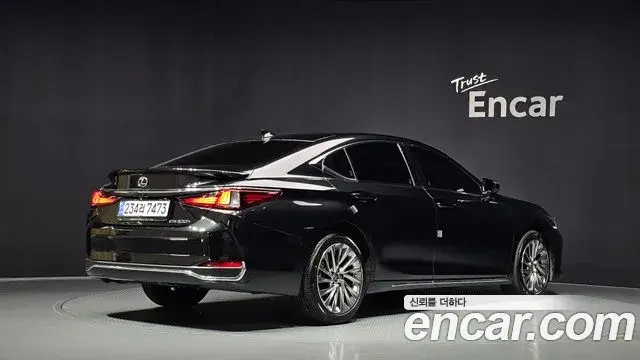 Lexus ES300h 2025 — ფოტო 32/37