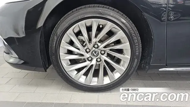 Lexus ES300h 2025 — ფოტო 16/37