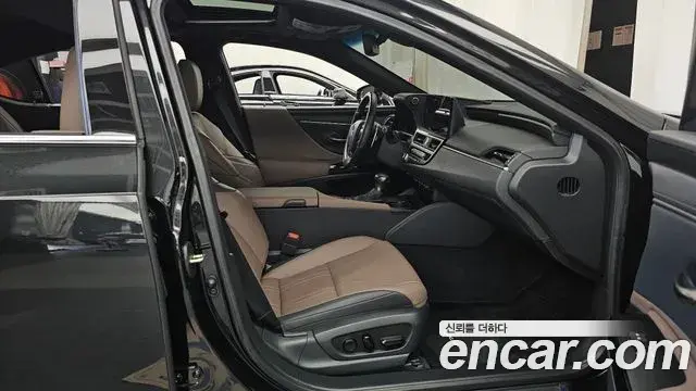 Lexus ES300h 2025 — ფოტო 28/37