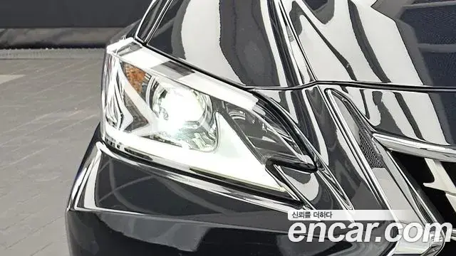 Lexus ES300h 2025 — ფოტო 1/37
