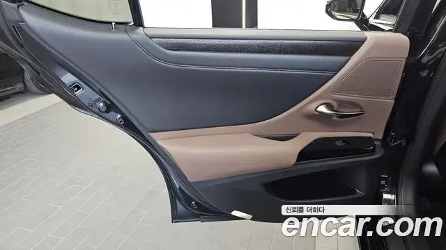 Lexus ES300h 2025 — ფოტო 33/37