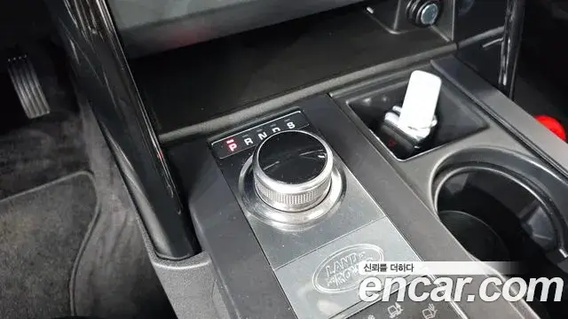 Land Rover Discovery 5 2018 — Şəkil 23/35
