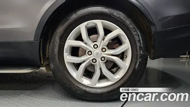 Land Rover Discovery 5 2018 — Şəkil 26/35