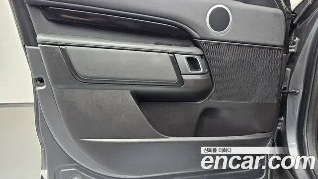 Land Rover Discovery 5 2018 — Şəkil 14/35
