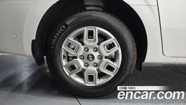Hyundai Staria 2026 — Photo 8/31