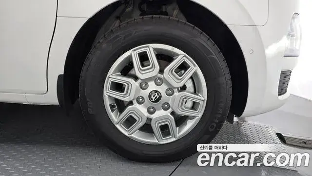 Hyundai Staria 2026 — Photo 25/31