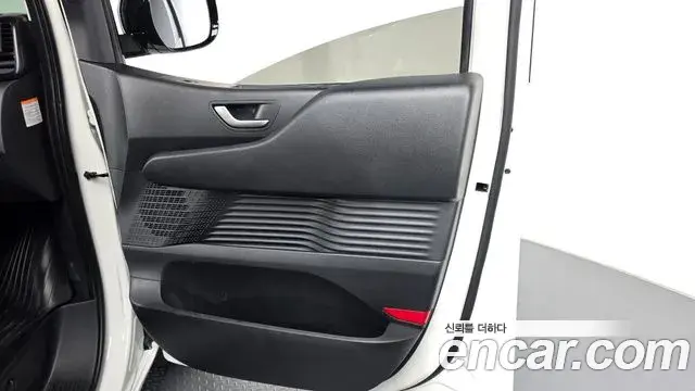Hyundai Staria 2026 — Photo 2/31