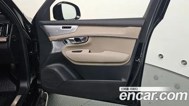 Volvo XC90 2025 — ფოტო 26/30