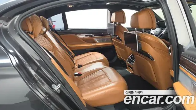 BMW 7 Series 2018 — Фото 11/20