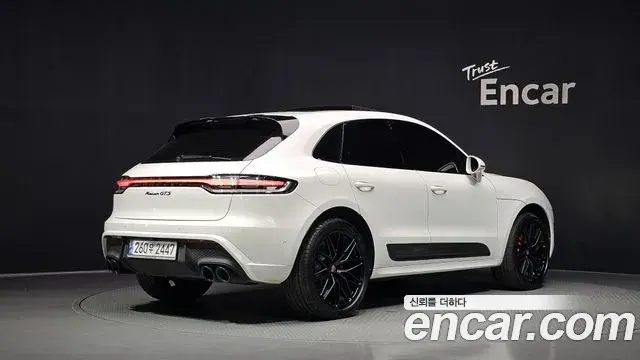 Porsche Macan 2023 — Фото 1/20