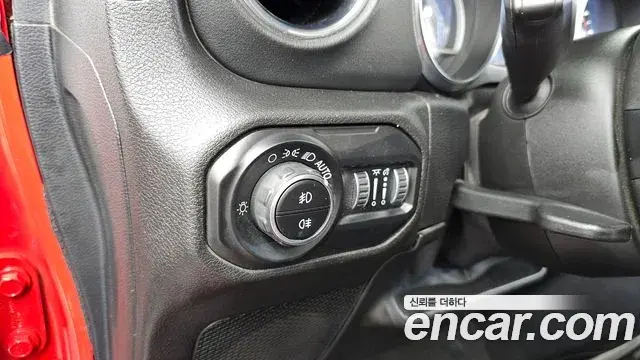 Jeep Wrangler 2021 — Фото 18/20