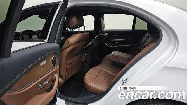Mercedes-Benz E-Class 2022 — Фото 11/20