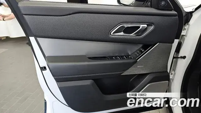 Land Rover Range Rover Velar 2019 — Şəkil 30/33