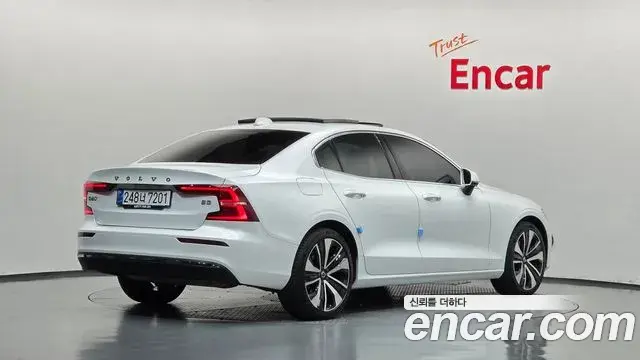 Volvo S60 2023 — Фото 2/20