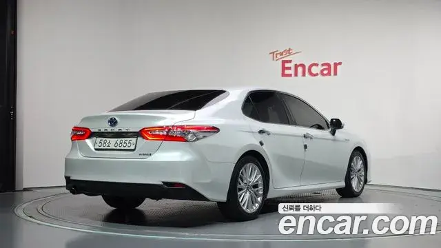 Toyota Camry 2018 — Photo 19/33