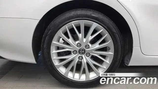 Toyota Camry 2018 — Photo 13/33