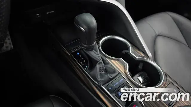 Toyota Camry 2018 — Photo 10/33