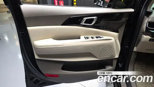 Kia Carnival 2023 — Photo 17/35