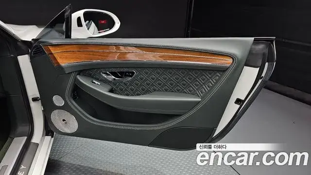Bentley Continental GT 2023 — ფოტო 13/37