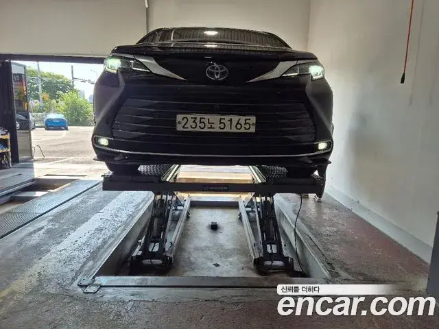 Toyota Sienna 2023 — ფოტო 1/1