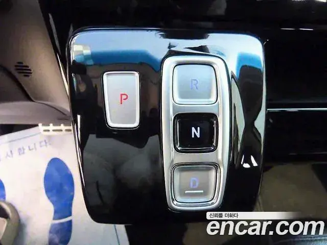 Hyundai Staria 2023 — ფოტო 8/20