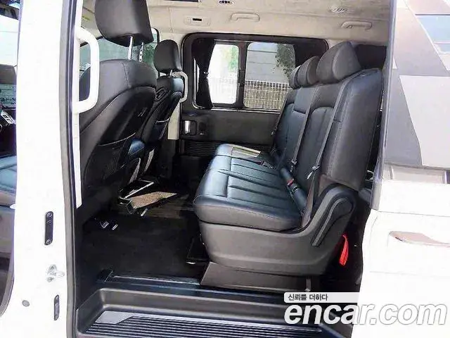 Hyundai Staria 2023 — ფოტო 18/20