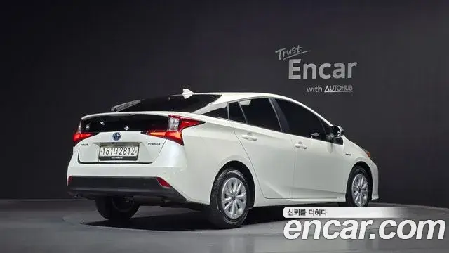 Toyota Prius 2020 — Фото 1/20