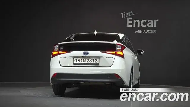 Toyota Prius 2020 — Фото 3/20