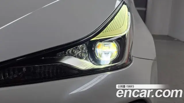 Toyota Prius 2020 — ფოტო 2/31