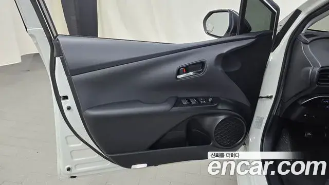 Toyota Prius 2020 — ფოტო 18/31