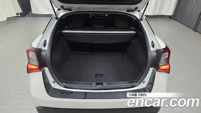 Toyota Prius 2020 — ფოტო 15/31